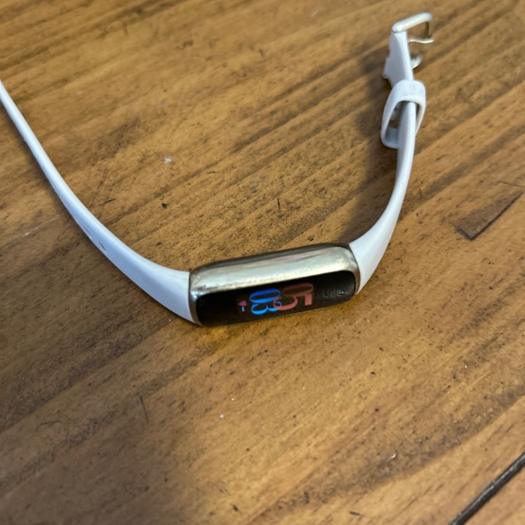 Fitbit Luxe Fitness Wellness Tracker - Picture 3 of 4